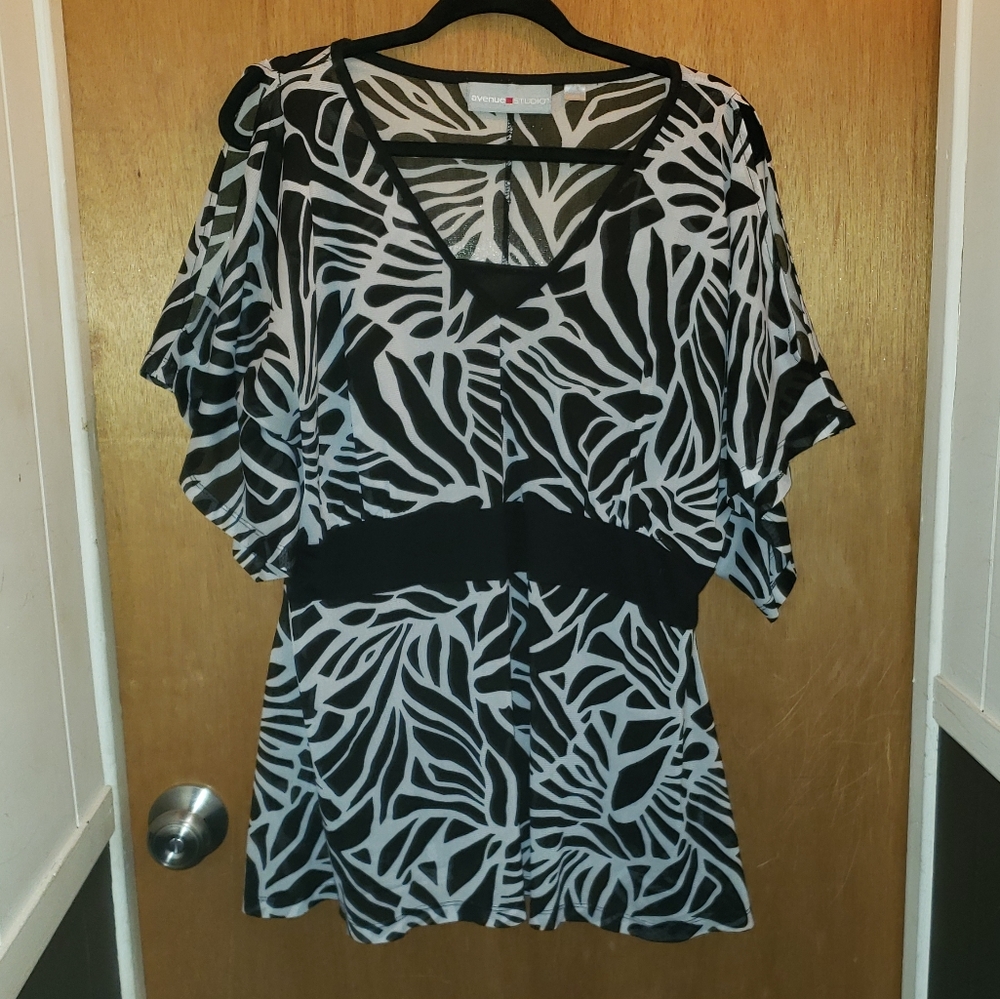 EUC Avenue Studio 18/20 top w/split sleeves
